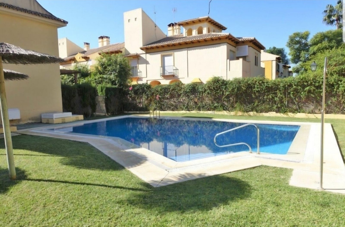 4 Bedroom Townhouse in San Pedro de Alcántara - Photo 5