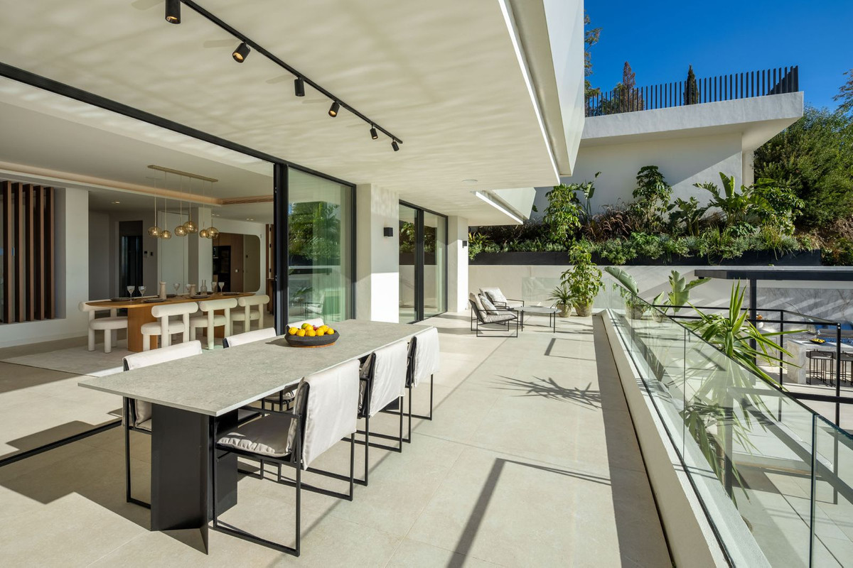 5 Bedroom Villa in Marbella - Photo 7