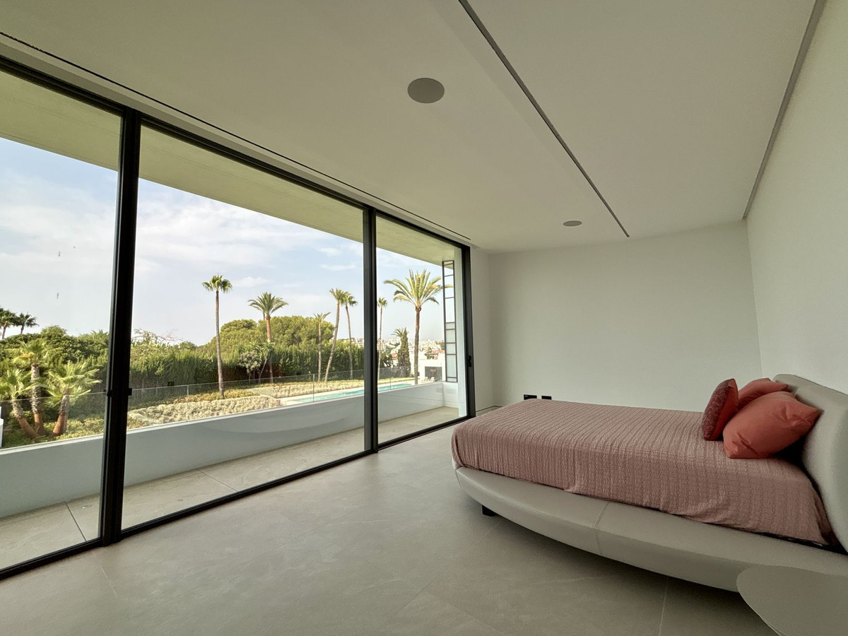4 Bedroom Villa in Marbella - Photo 17