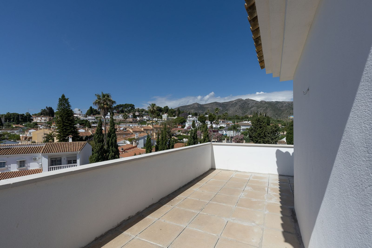 2 Bedroom Apartment in Torremolinos - Photo 27