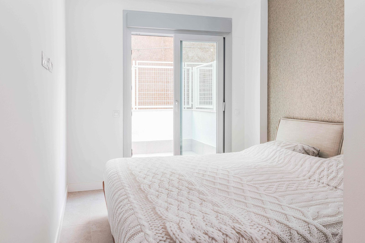 2 Bedroom Apartment in Benalmádena - Photo 9