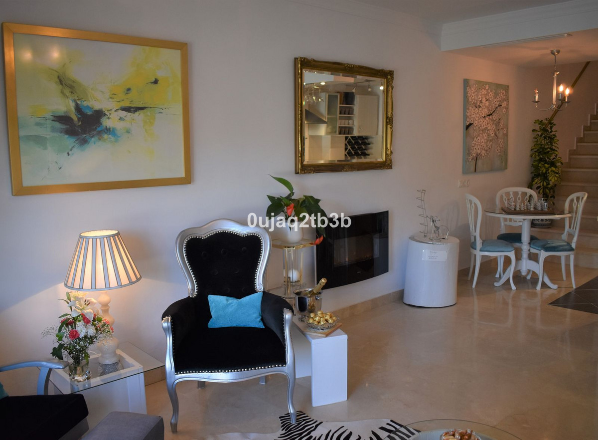 2 Bedroom Townhouse in Marbella - Photo 2