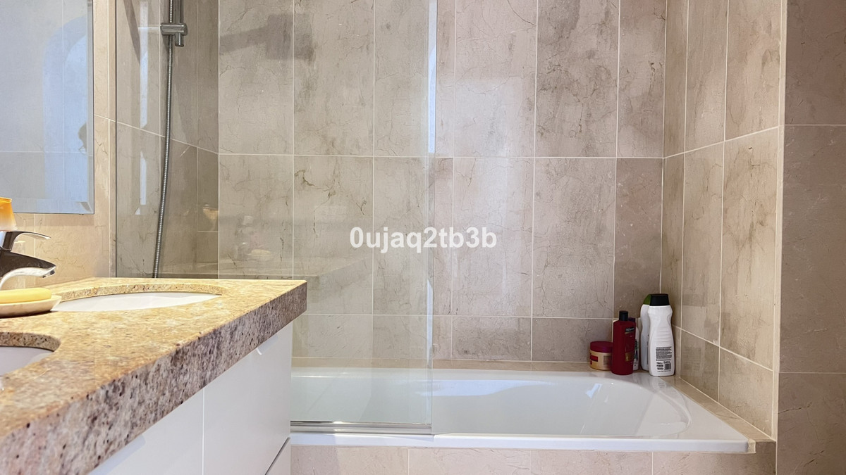 4 Bedroom Apartment in Marbella - Photo 15