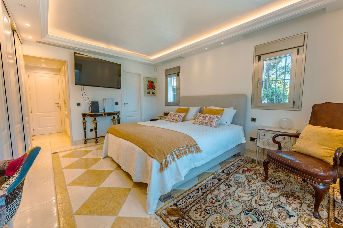 4 Bedroom Villa in San Pedro de Alcántara - Photo 19