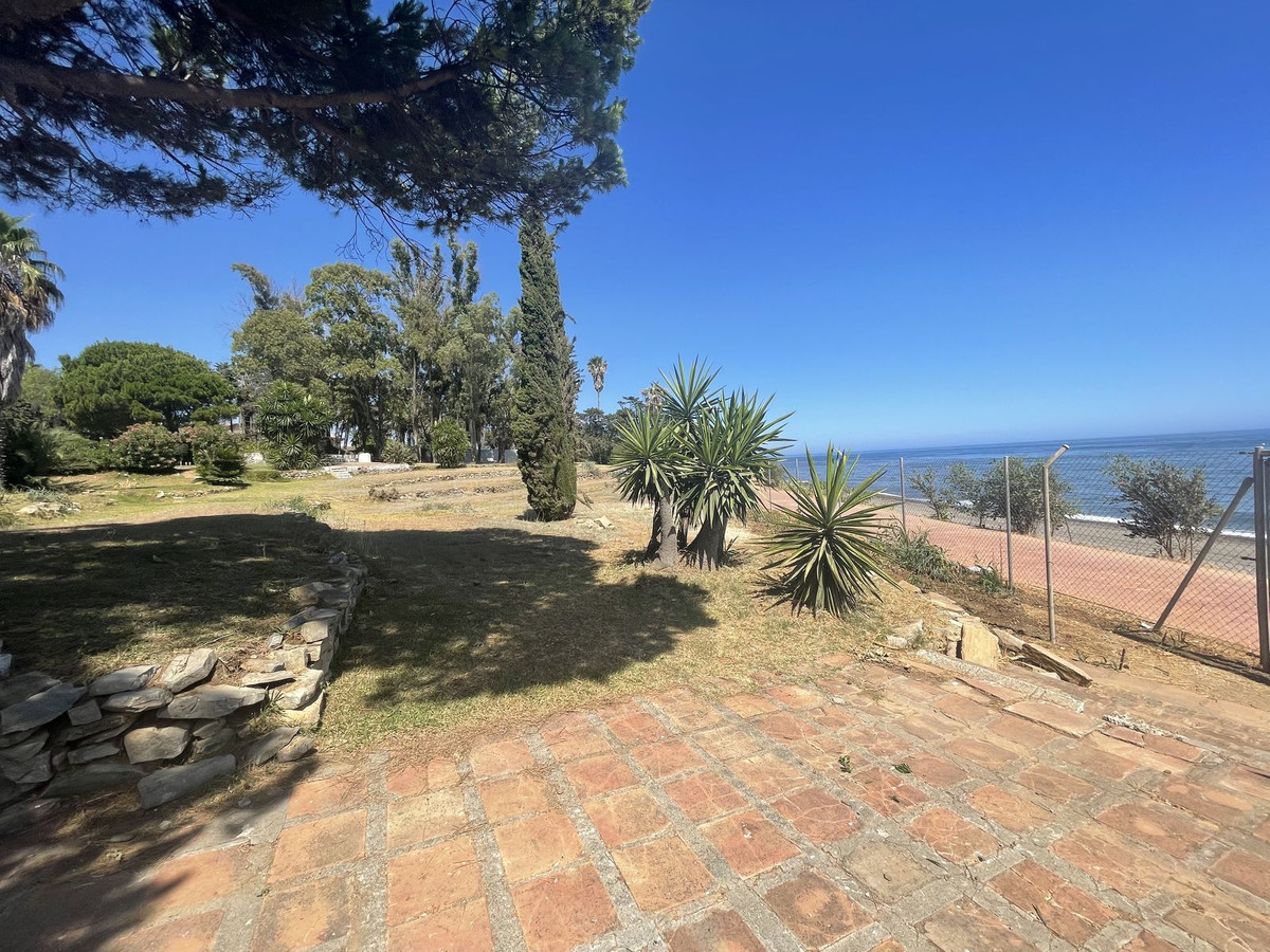 5 Bedroom Villa in Estepona - Photo 2