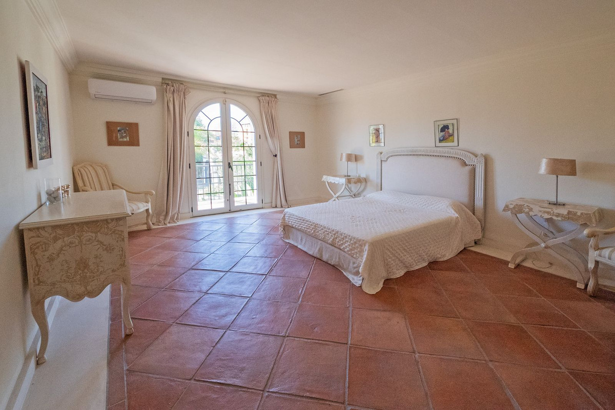 10 Bedroom Villa in Estepona - Photo 32