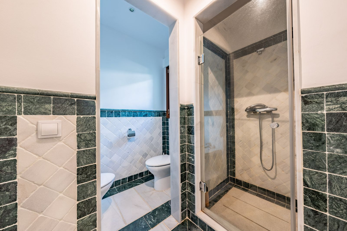 2 Bedroom Apartment in Marbella - Photo 28