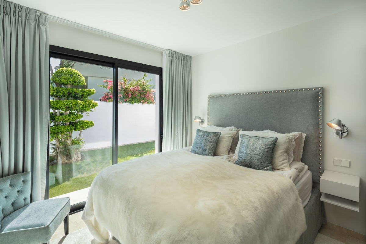 4 Bedroom Villa in Marbella - Photo 29