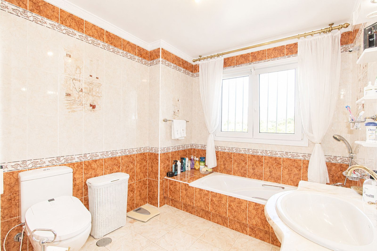 4 Bedroom Villa in Marbella - Photo 23