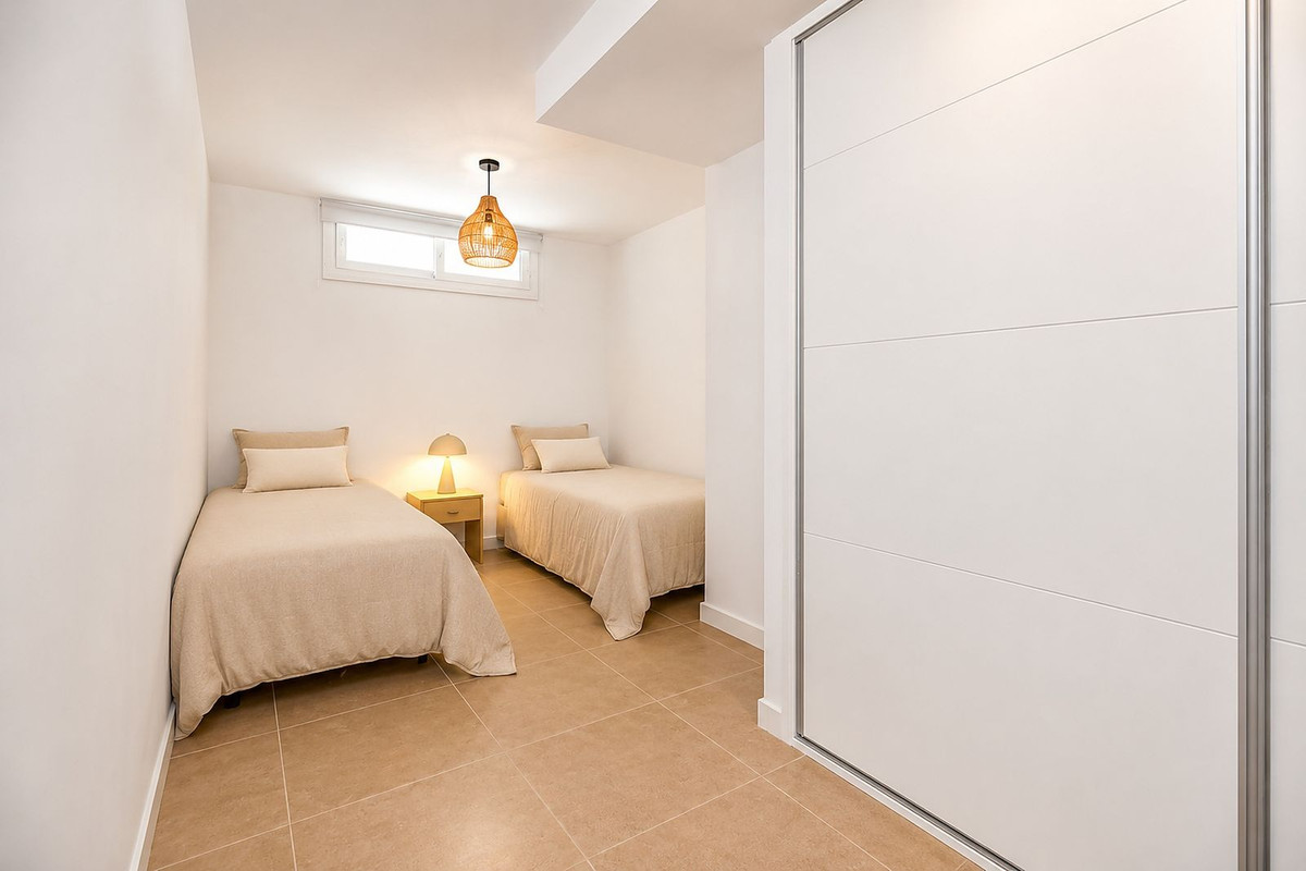 2 Bedroom Apartment in Fuengirola - Photo 13