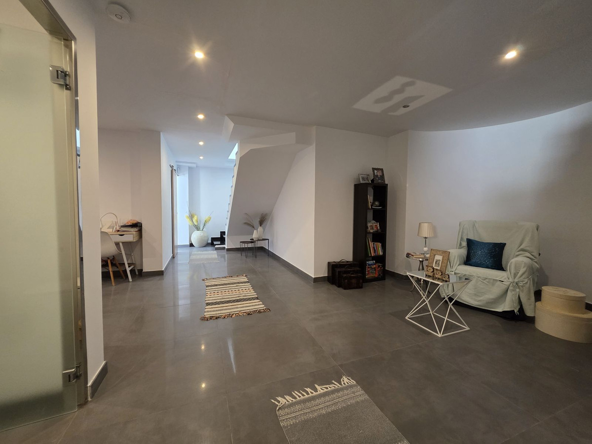 4 Bedroom Villa in Estepona - Photo 26