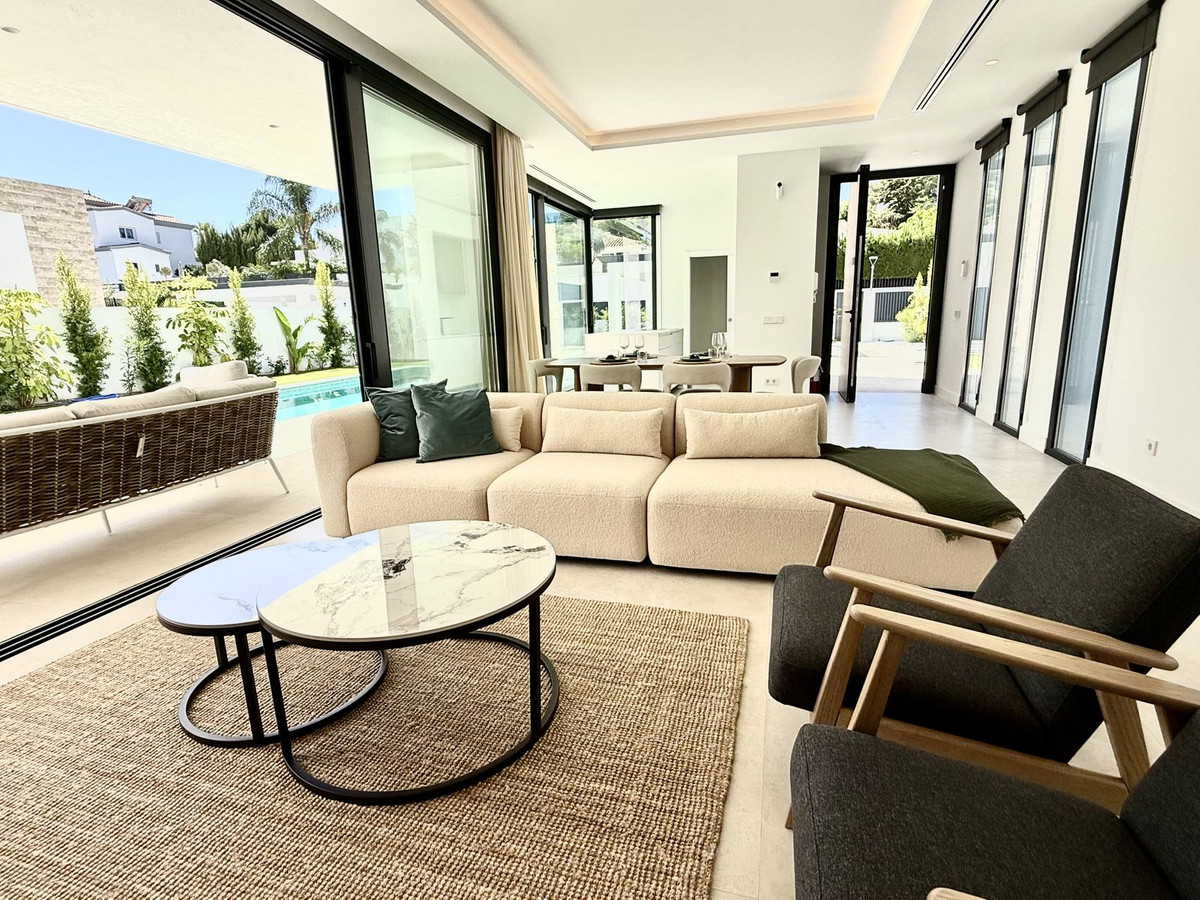 6 Bedroom Villa in Estepona - Photo 13