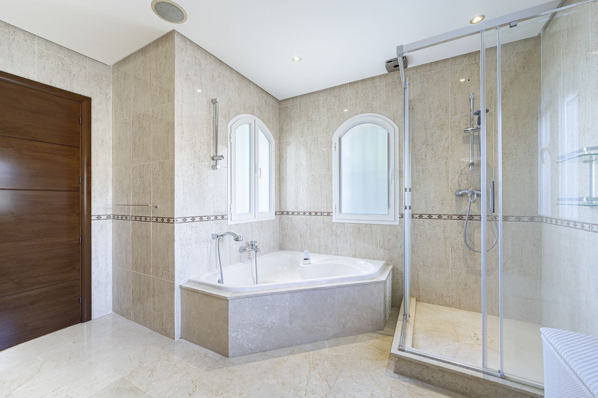 7 Bedroom Villa in Marbella - Photo 22