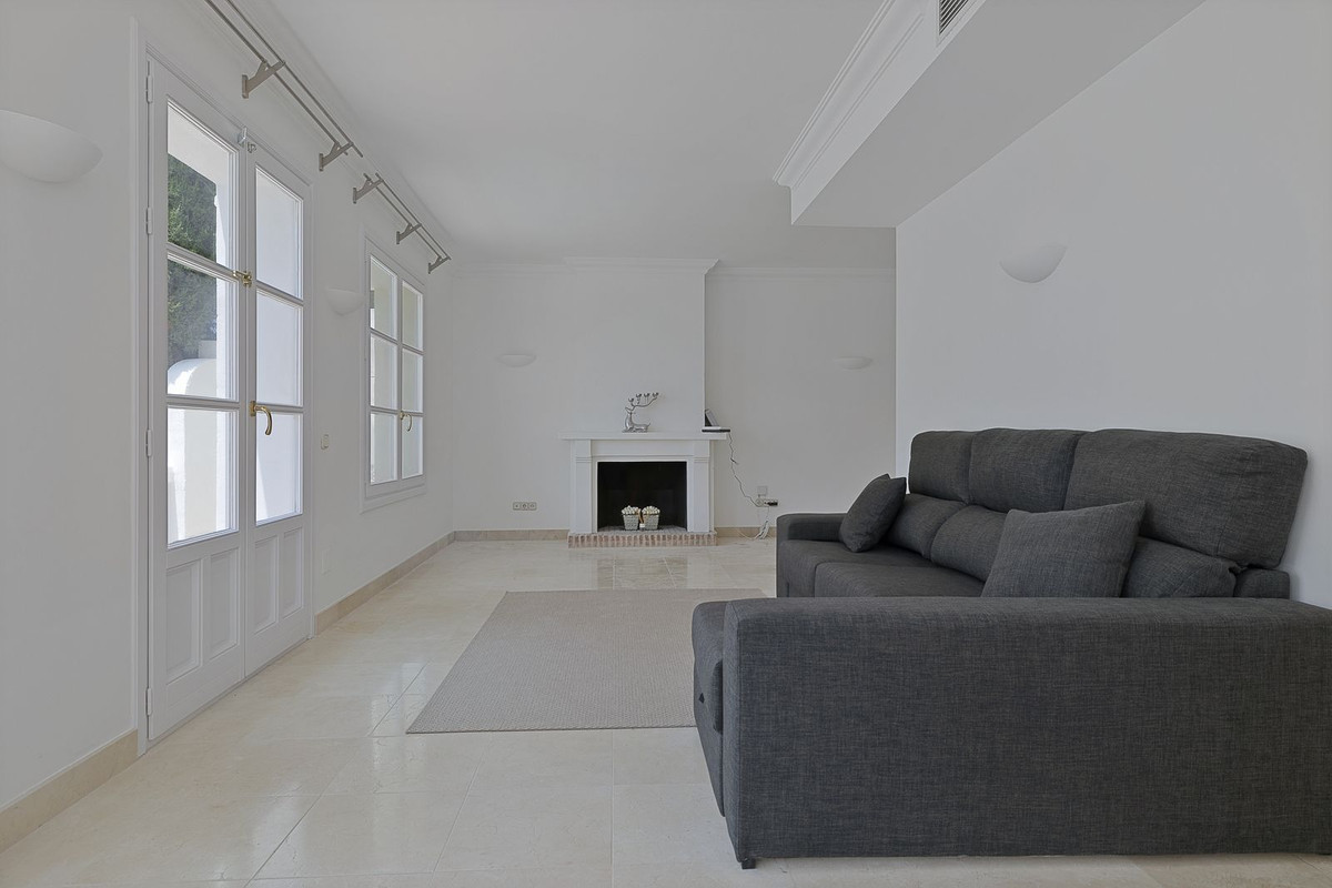 3 Bedroom Townhouse in Benahavís - Photo 8