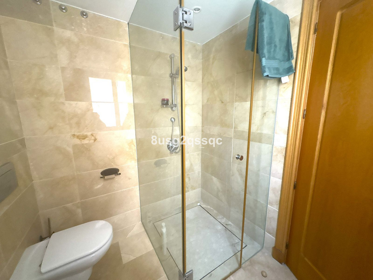 3 Bedroom Penthouse in Estepona - Photo 32