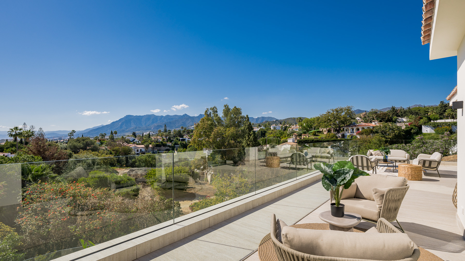 6 Bedroom Villa in Marbella - Photo 8