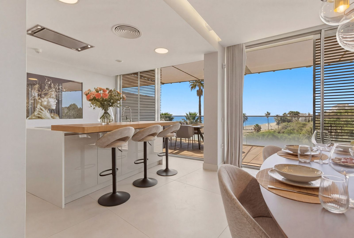 4 Bedroom Apartment in Estepona - Фото 2