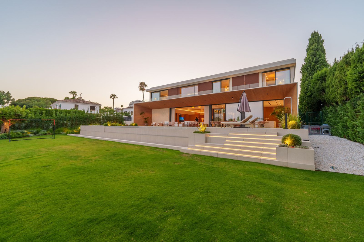 6 Bedroom Villa in San Pedro de Alcántara - Photo 19