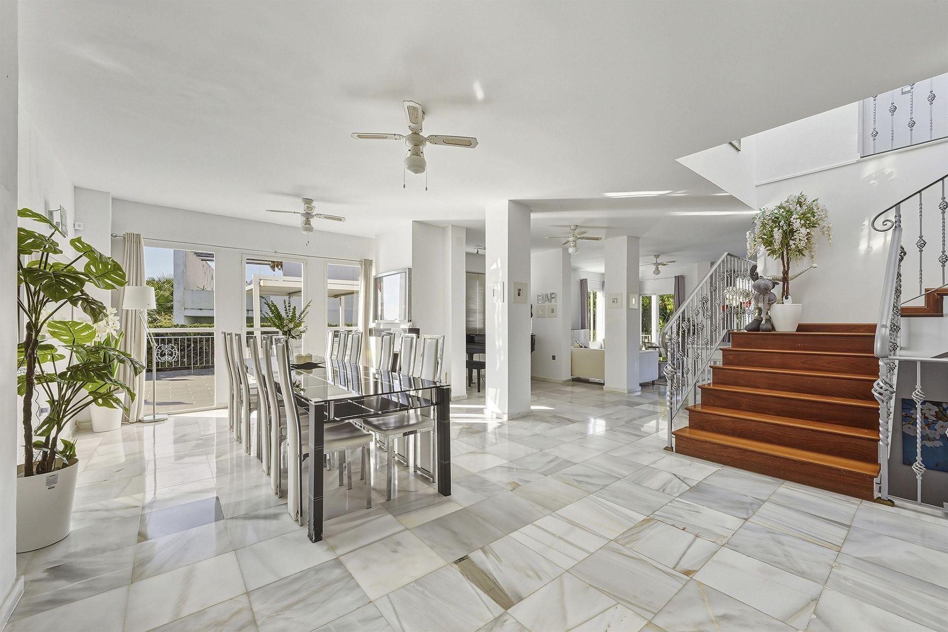 8 Bedroom Villa in Marbella - Photo 11