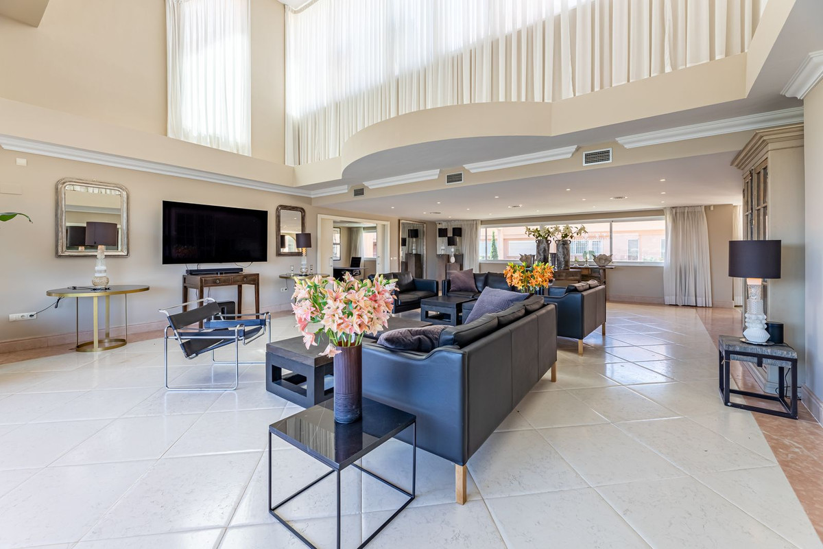 Piso de 5 dormitorios con piscina en Málaga – Foto 7