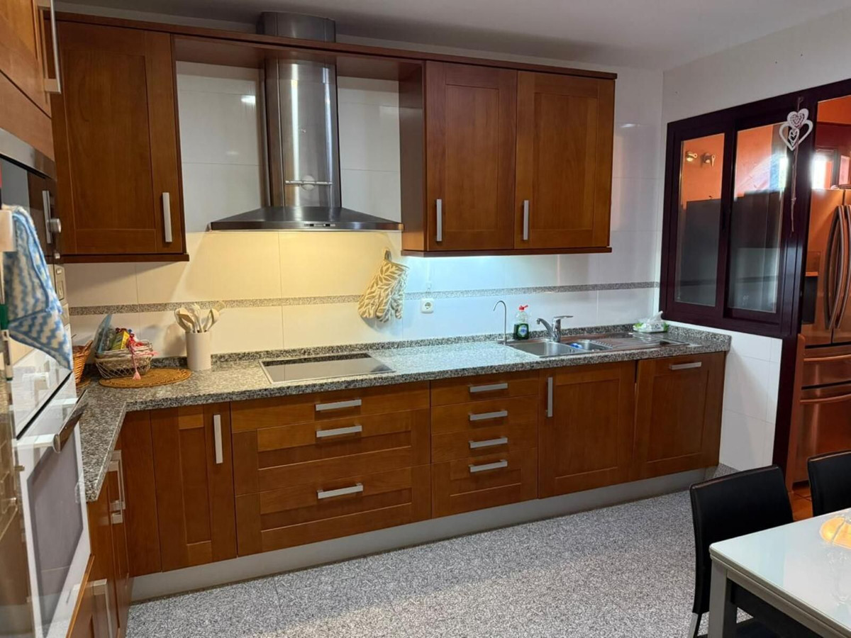 2 Bedroom Apartment in Estepona - Photo 13