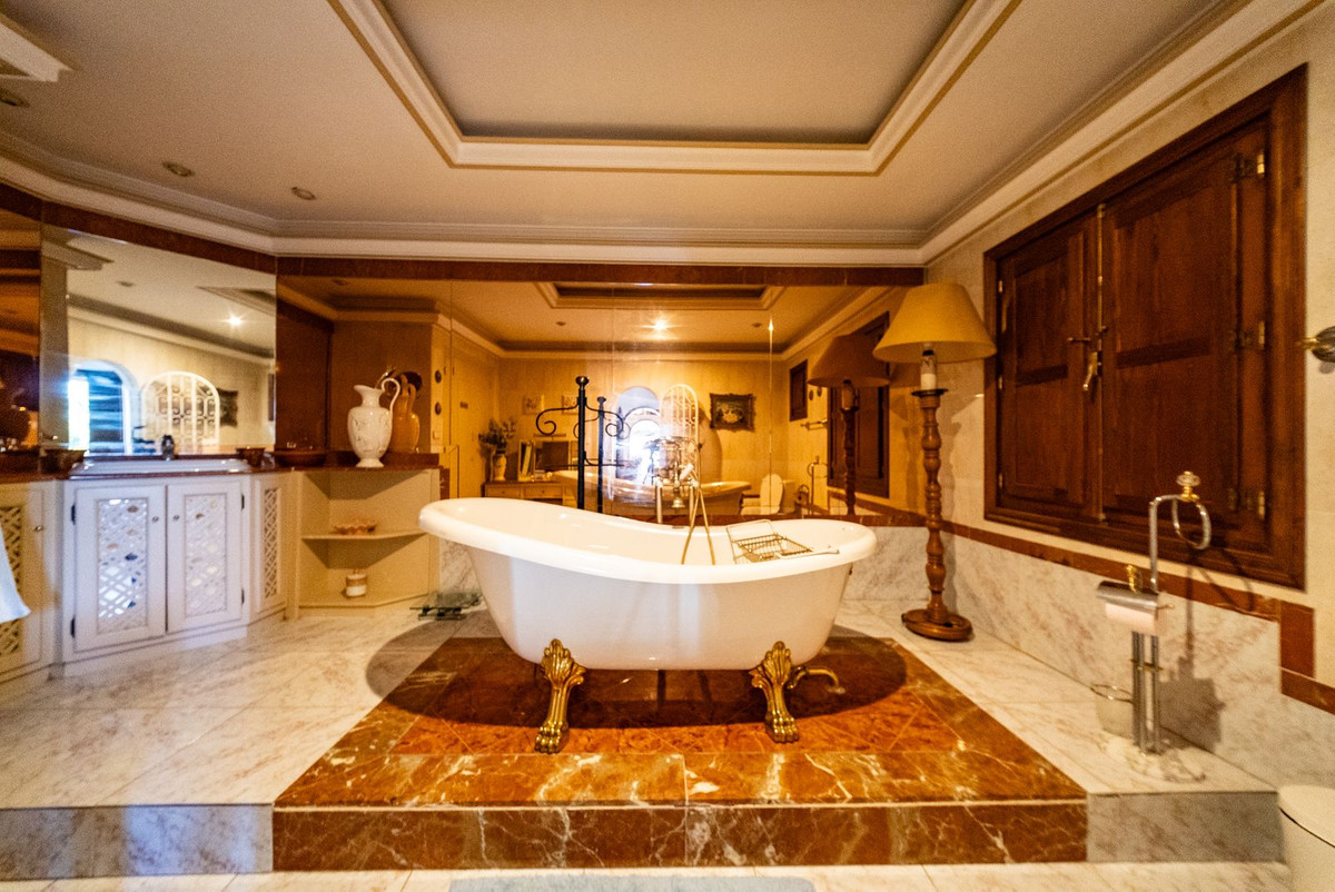 5 Bedroom Villa in Alhaurín de la Torre - Photo 30