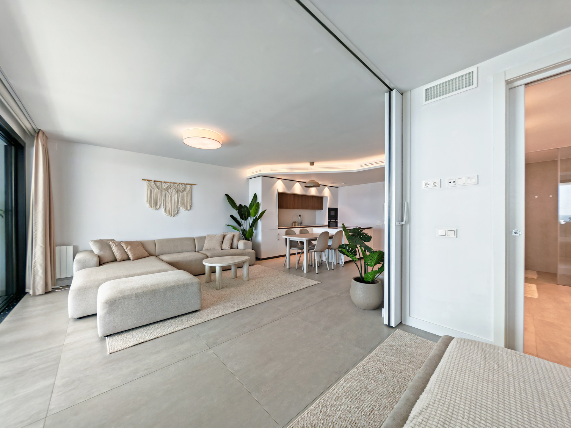 2 Bedroom Apartment in Benalmádena - Photo 6