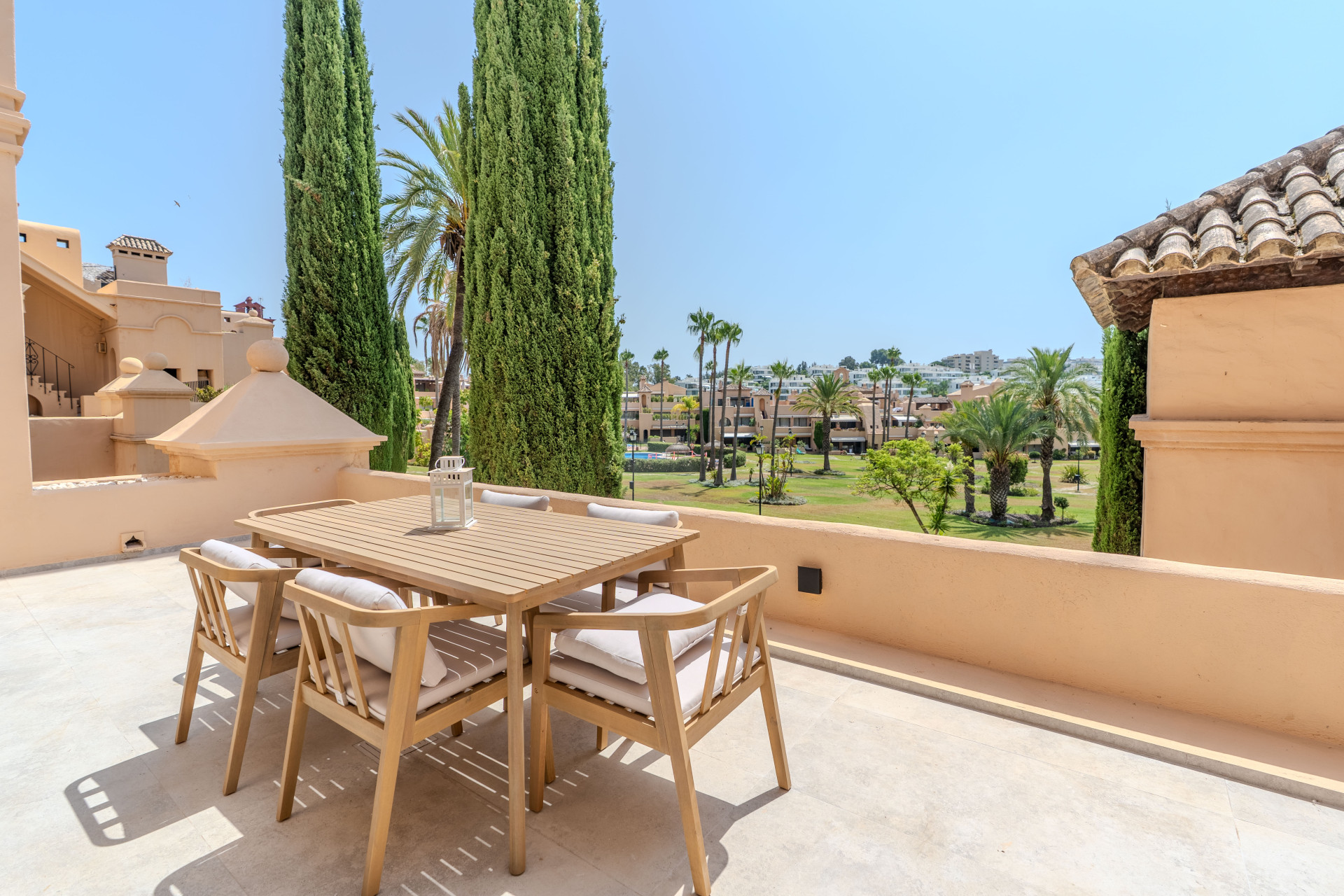 3 Bedroom Apartment in Estepona - Photo 2