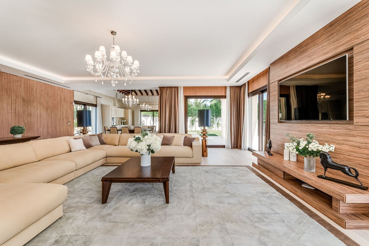 5 Bedroom Villa in Marbella - Photo 8