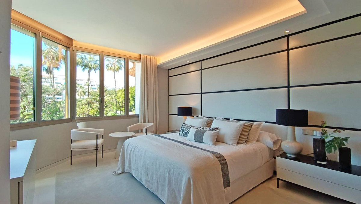 4 Bedroom Apartment in Marbella - Photo 13