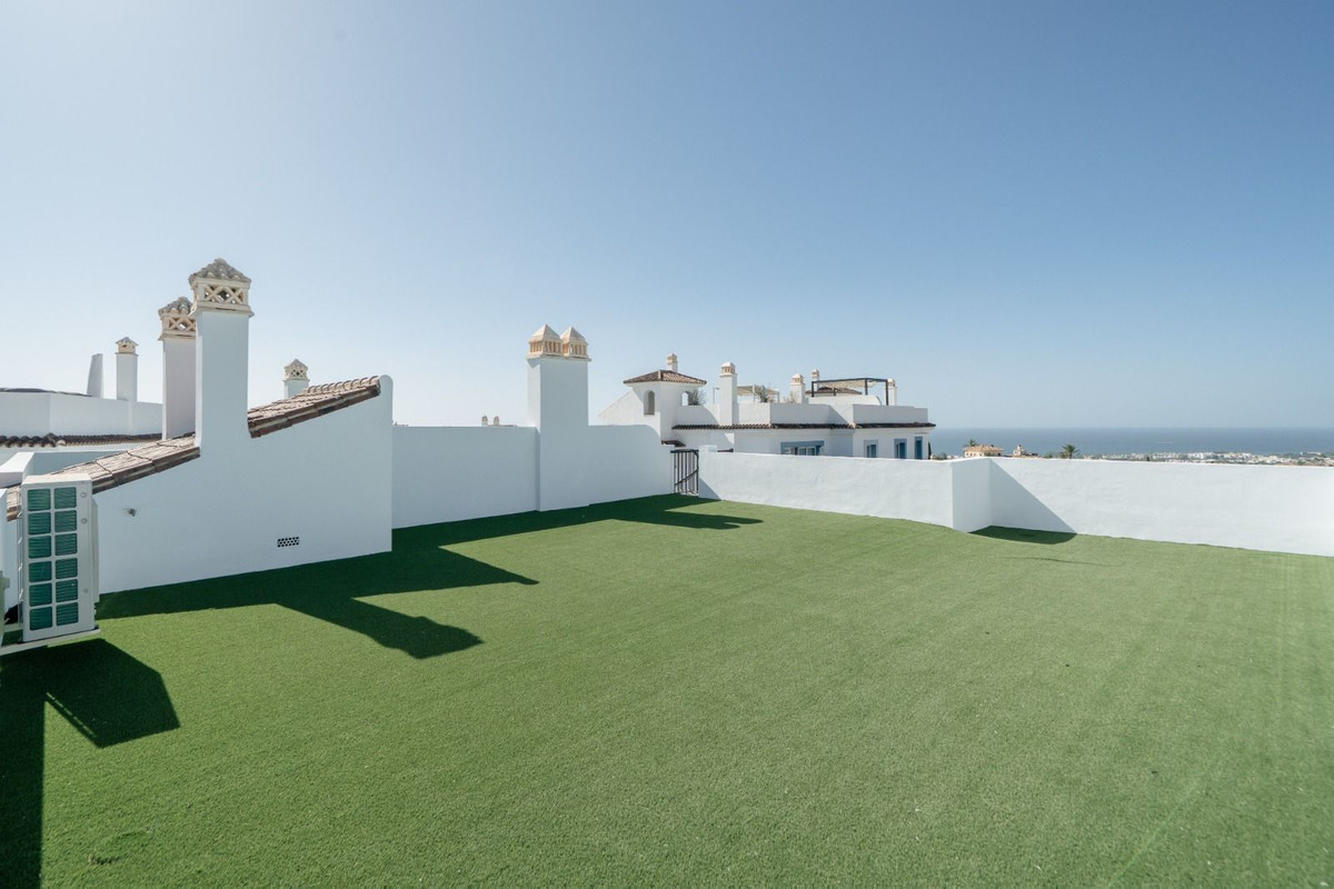 2 Bedroom Penthouse in Benahavís - Photo 24