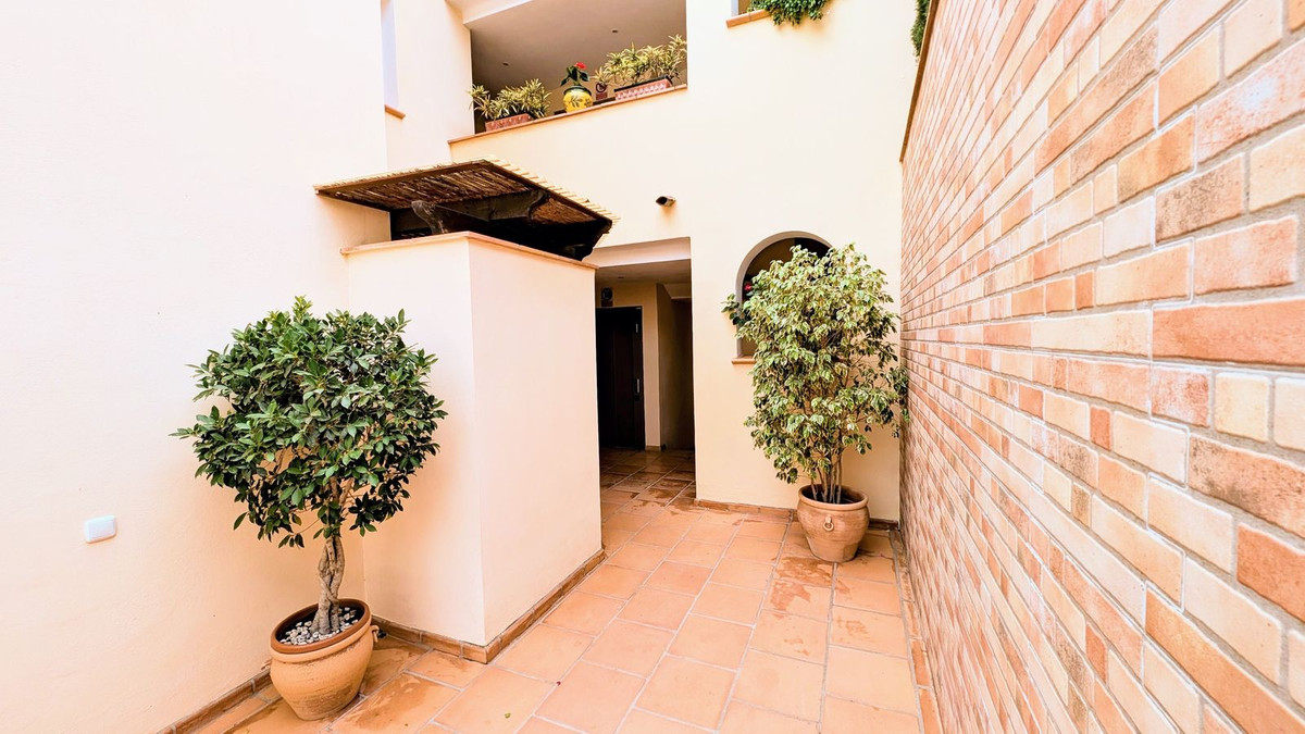 2 Bedroom Apartment in Benahavís - Photo 23