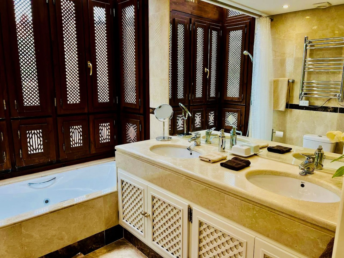 3 Bedroom Apartment in Marbella - Photo 20