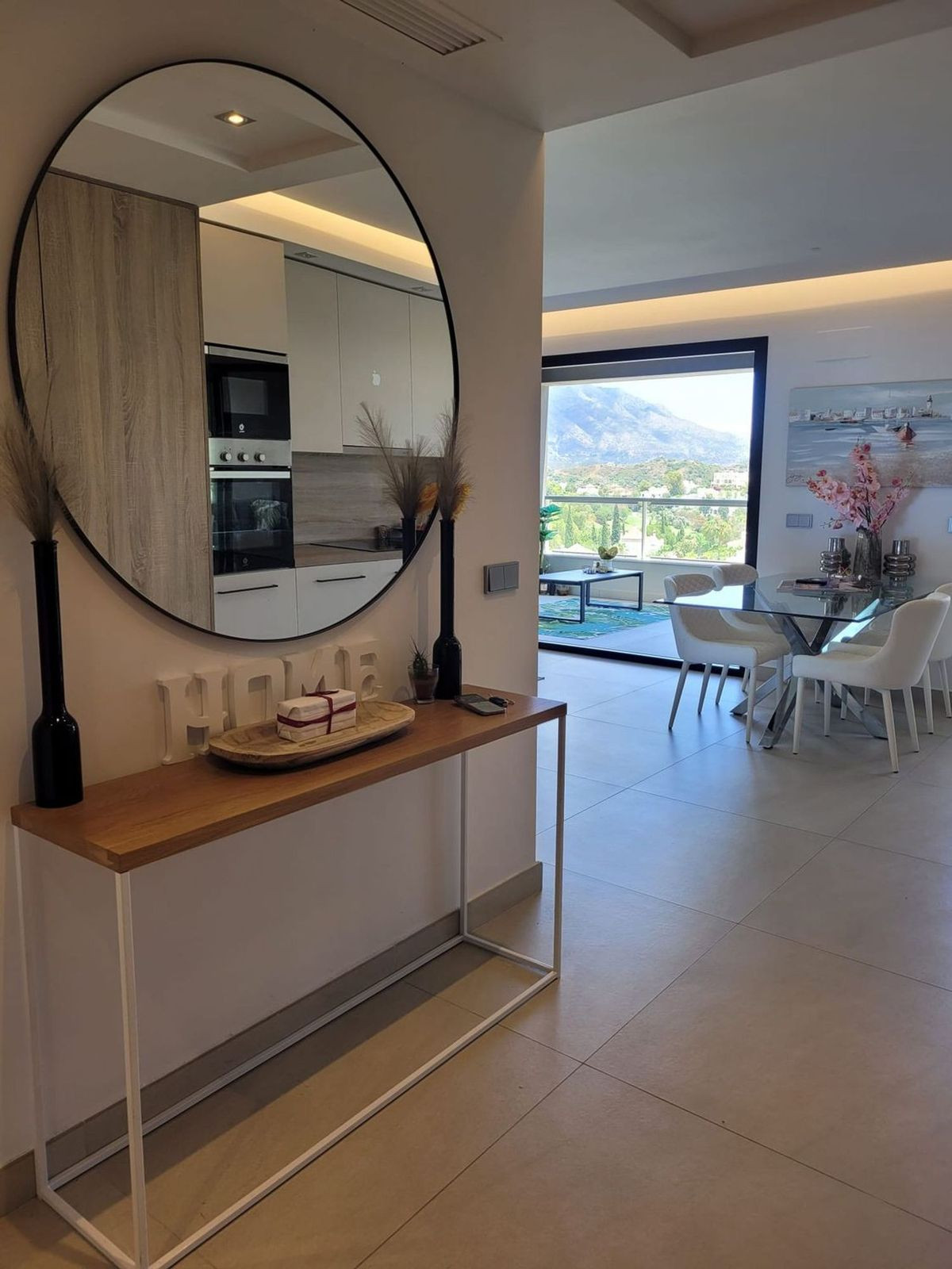 3 Bedroom Apartment in Benahavís - Photo 2