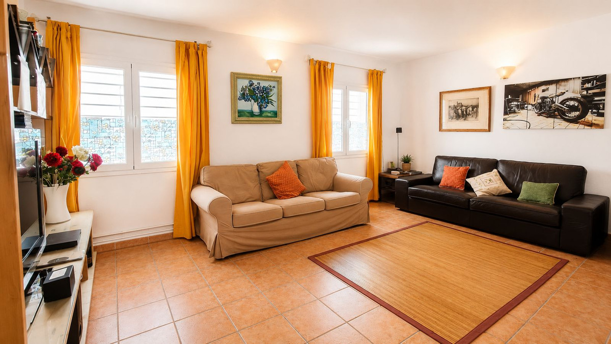 6 Bedroom Townhouse in Tolox - Photo 3
