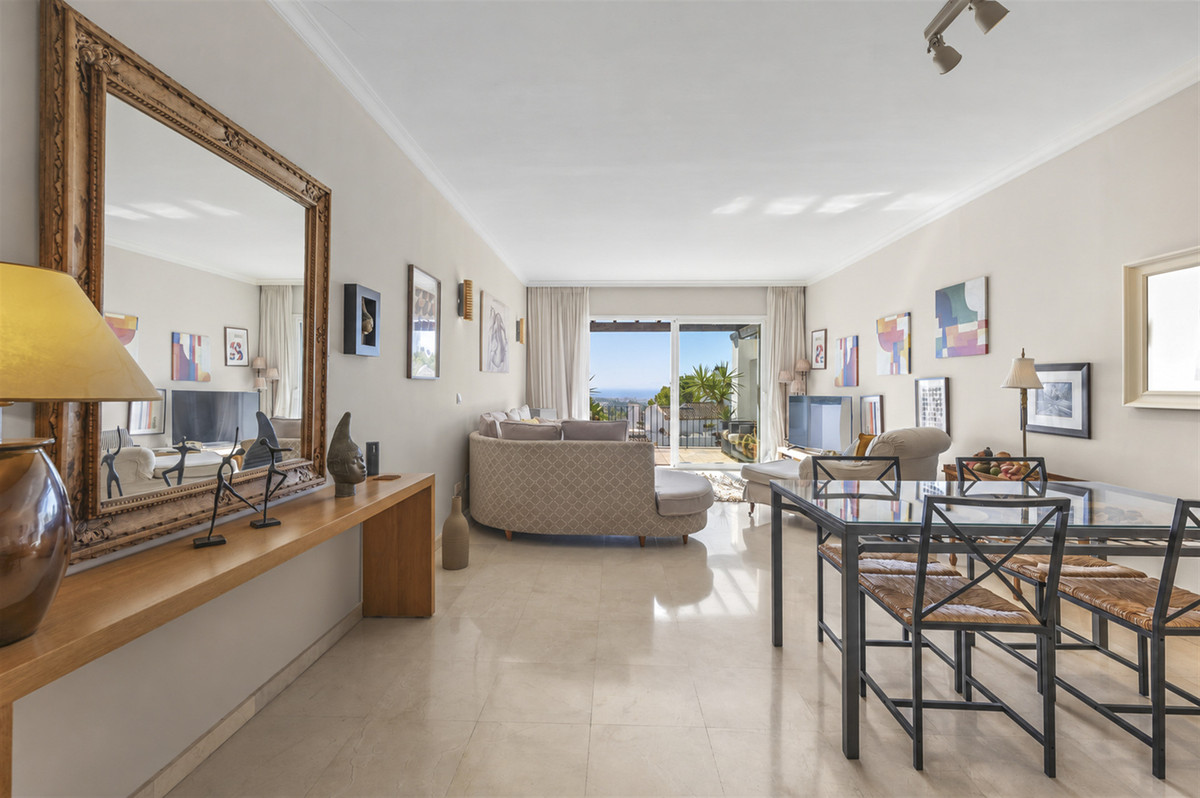 3 Bedroom Penthouse in Benahavís - Photo 5