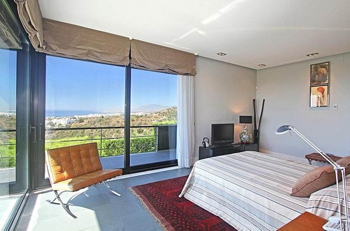 5 Bedroom Villa in Marbella - Photo 5