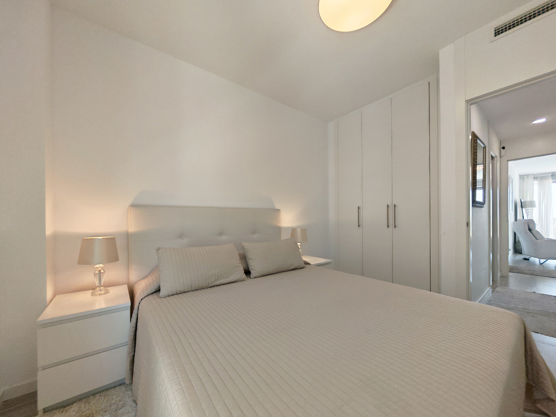 3 Bedroom Apartment in Estepona - Photo 10