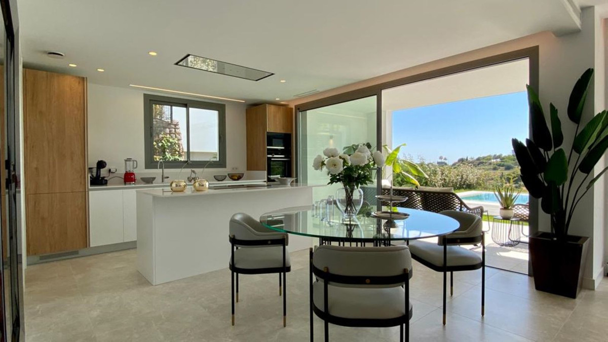 4 Bedroom Villa in Marbella - Photo 11