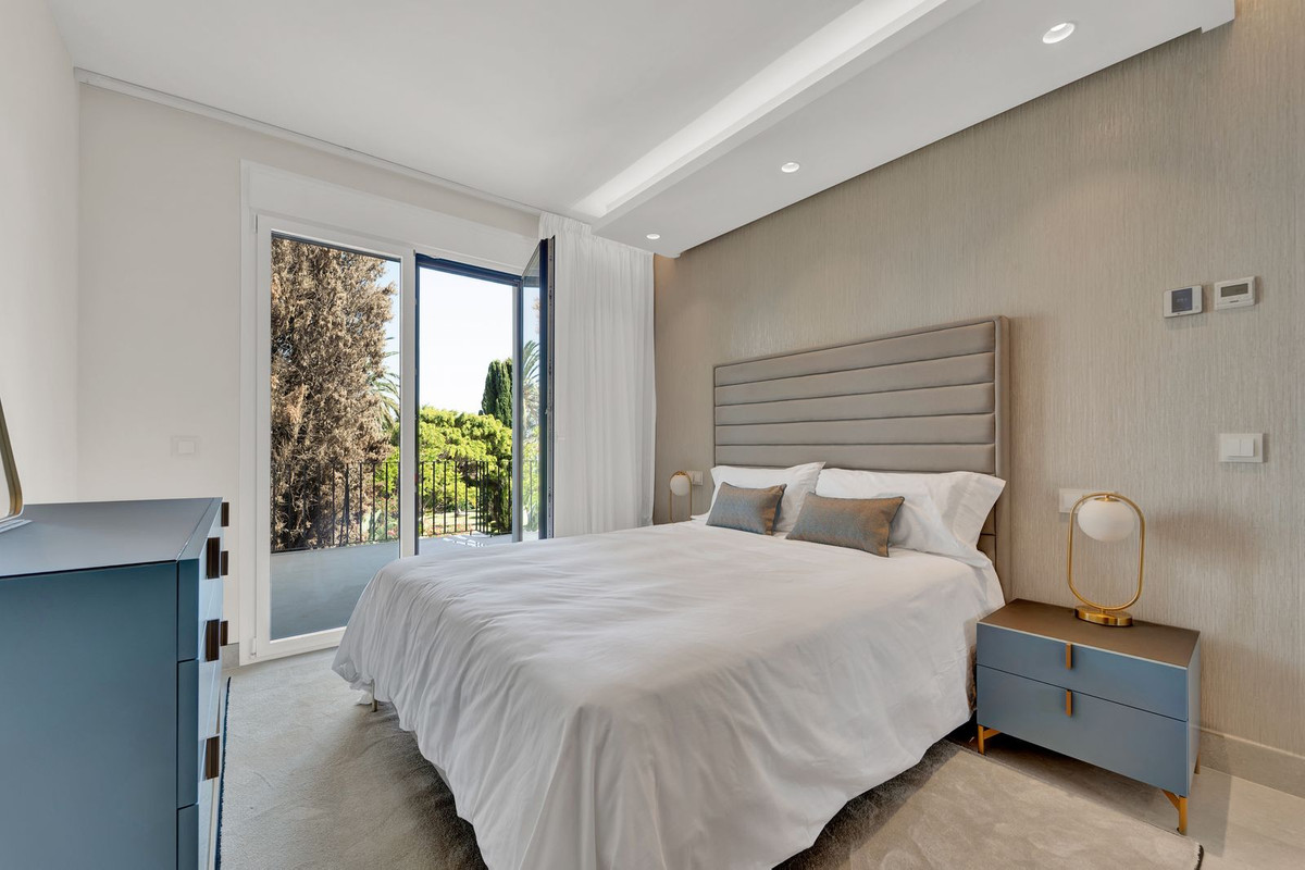 4 Bedroom Townhouse in Estepona - Photo 16
