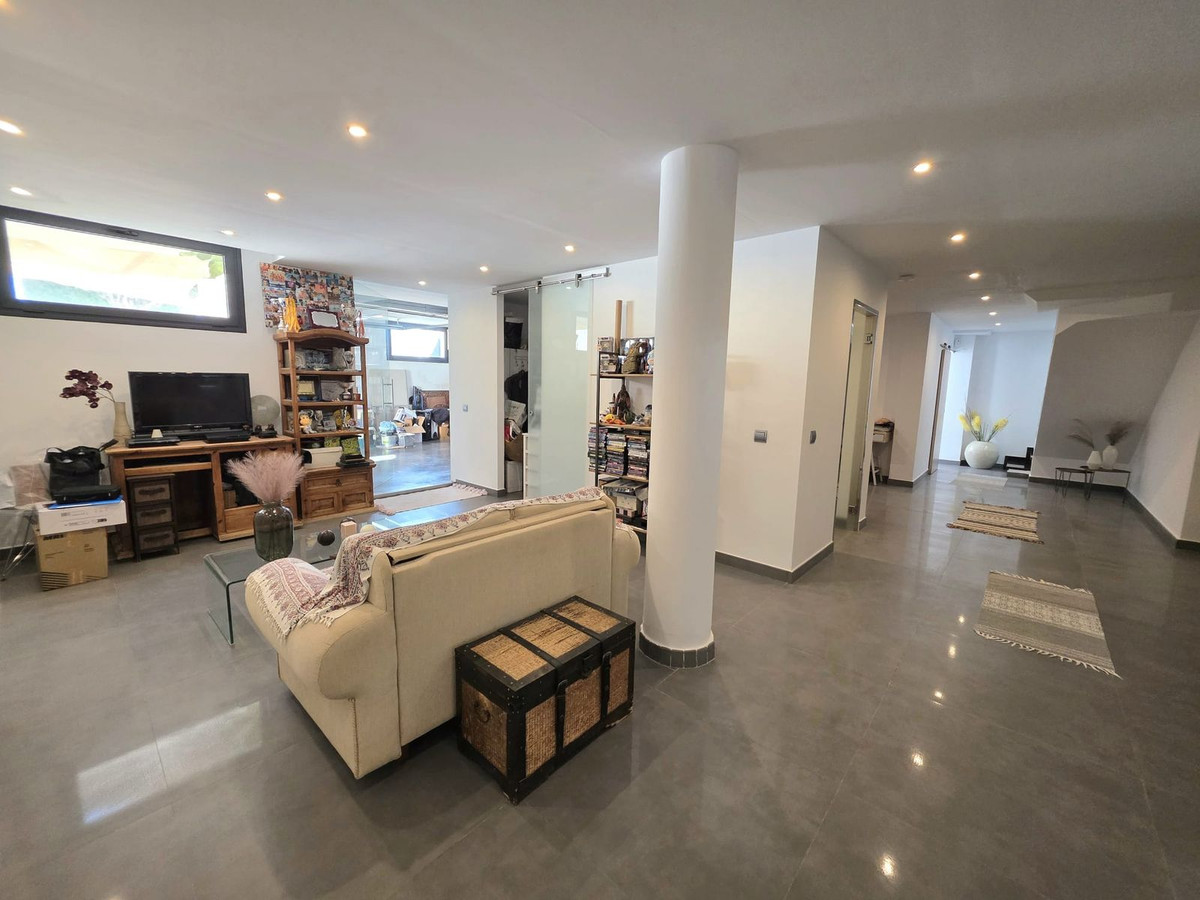 4 Bedroom Villa in Estepona - Photo 32