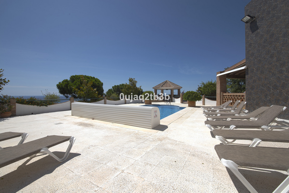 6 Bedroom Villa in Estepona - Photo 5