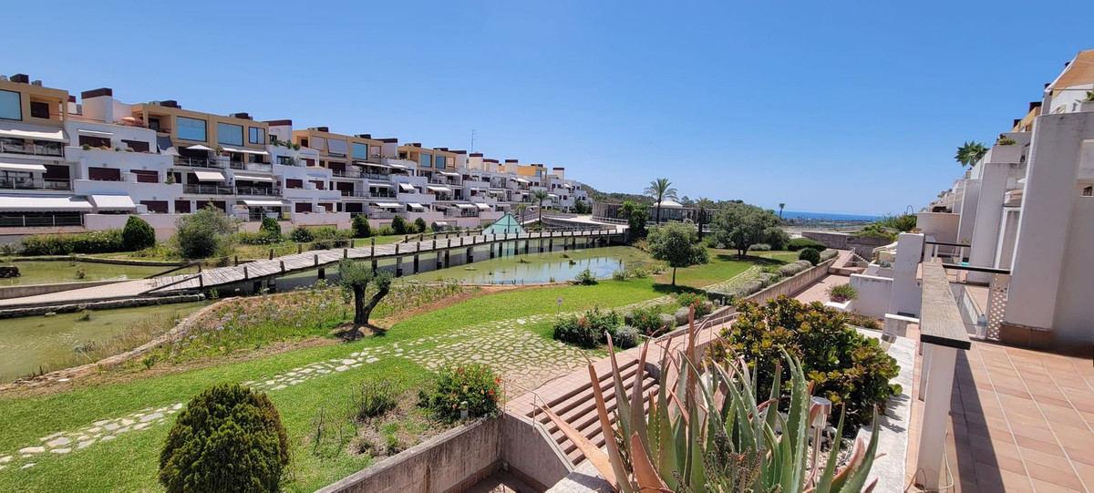 1 Bedroom Apartment in Benahavís - Photo 2