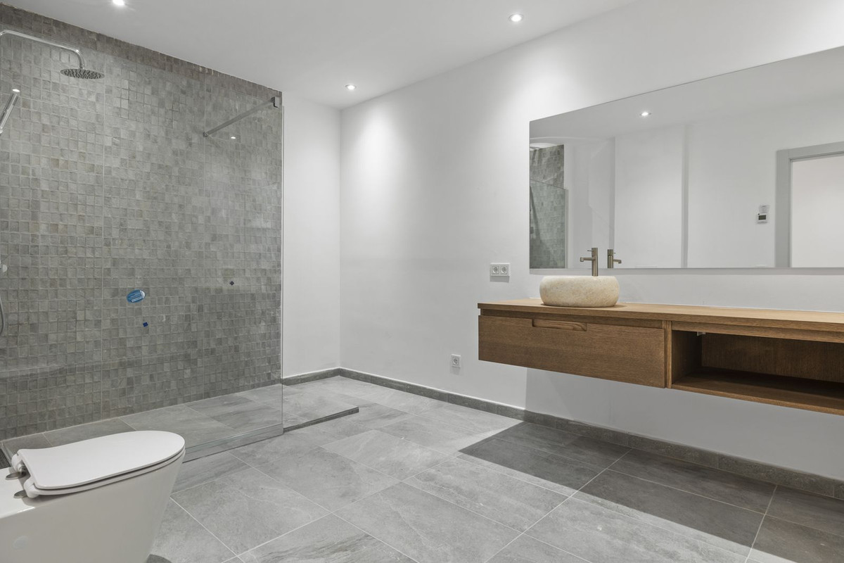 5 Bedroom Villa in San Pedro de Alcántara - Photo 40