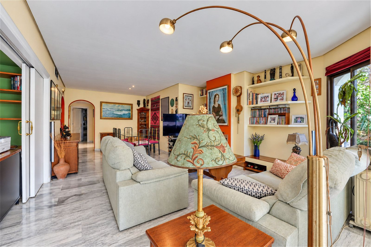 3 Bedroom Apartment in Marbella - Photo 9