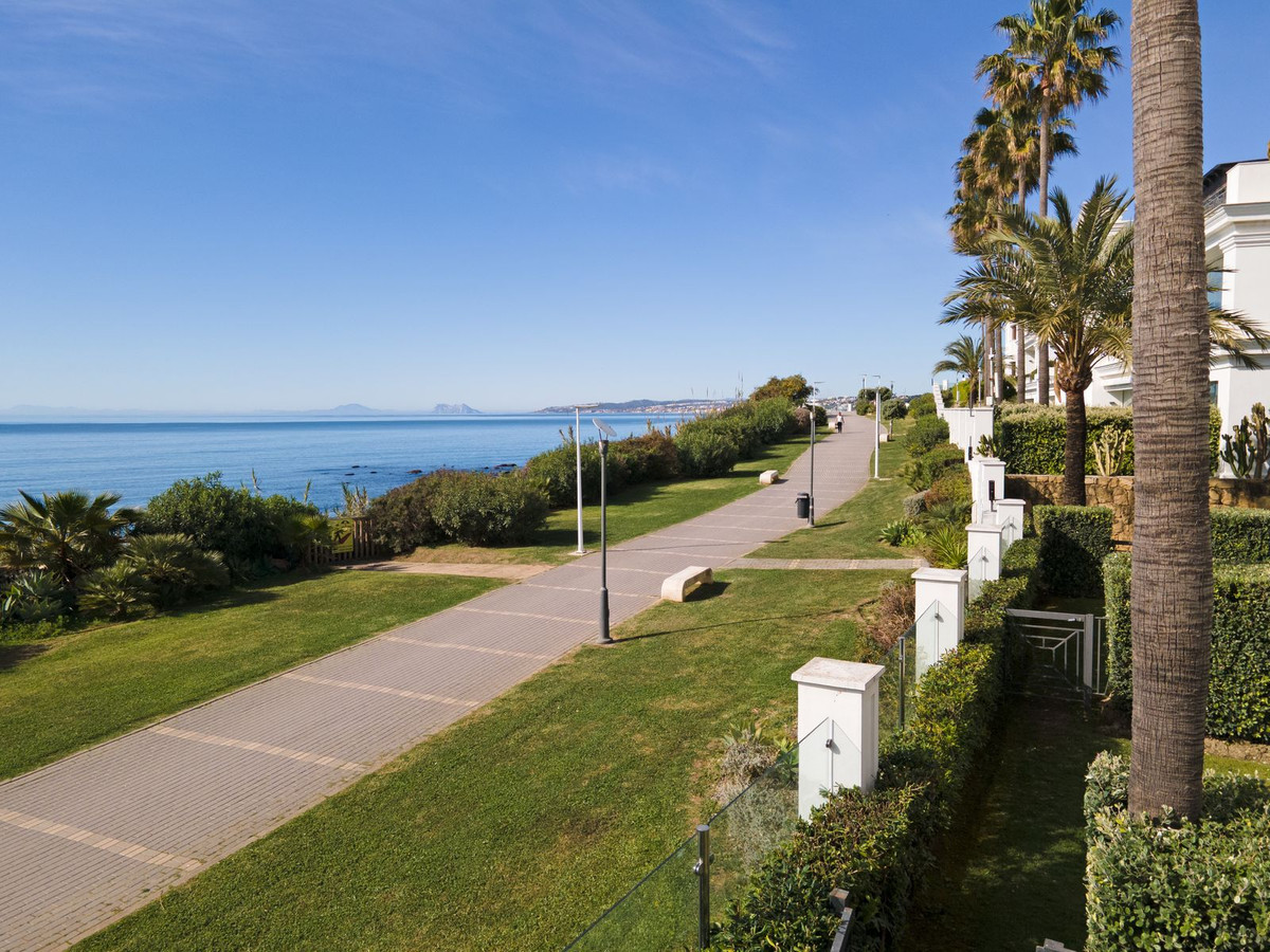 2 Bedroom Apartment in Estepona - Photo 37