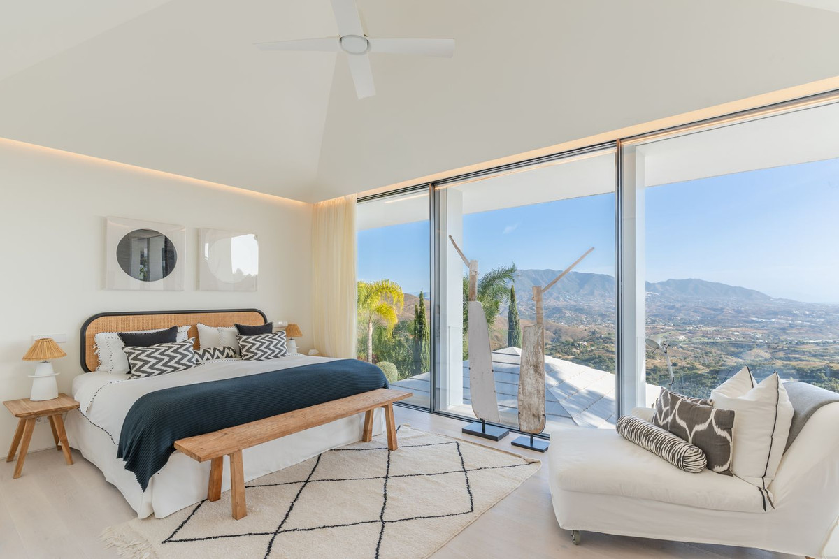 6 Bedroom Villa in Marbella - Photo 8