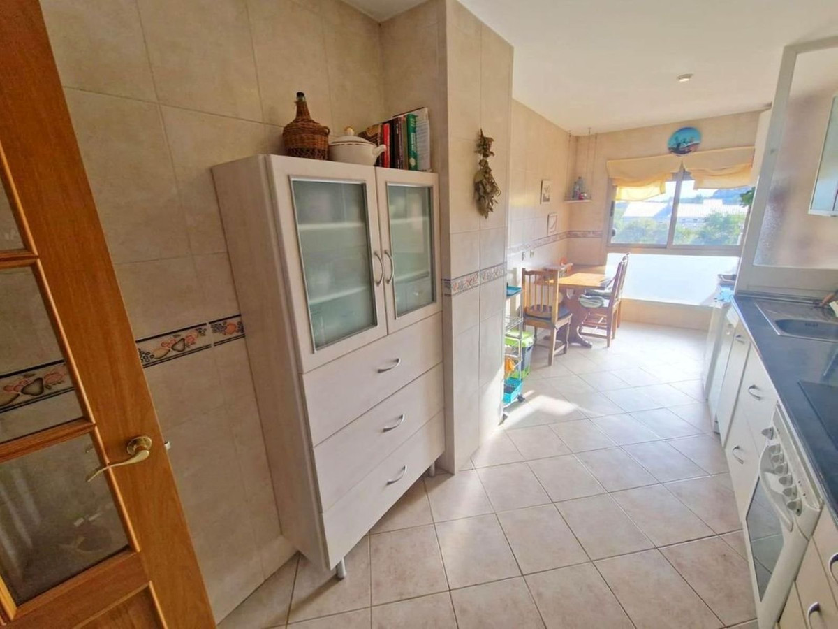 4 Bedroom Apartment in Málaga - Photo 10