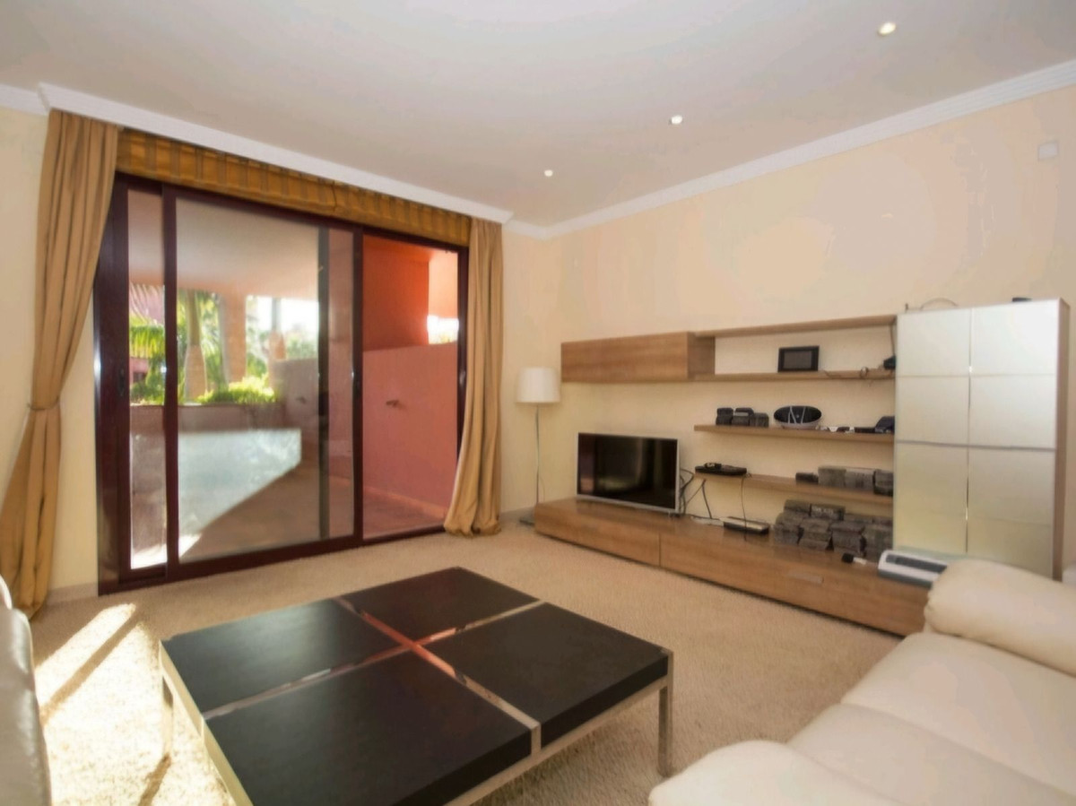 4 Bedroom Apartment in Estepona - Photo 6