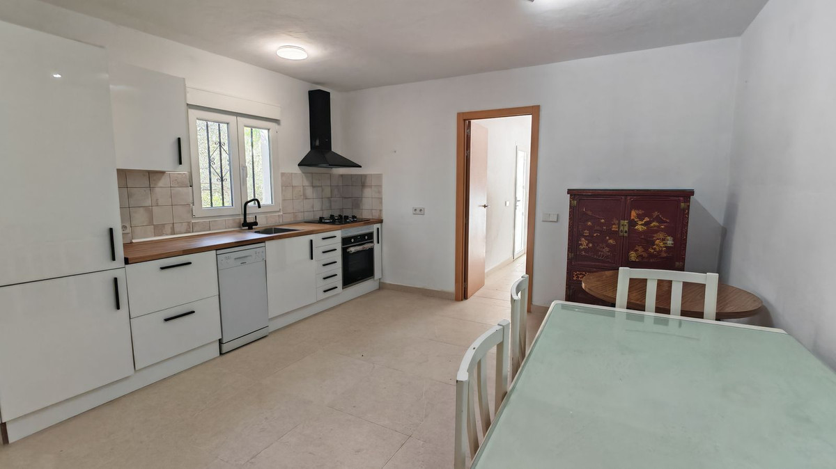 Chalet de 4 dormitorios con piscina en Málaga – Foto 10